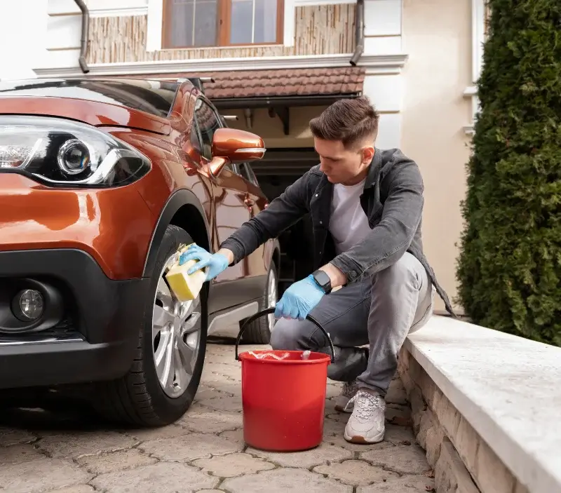 Lavage auto à domicile Peynier : professionnel intervenant sur un véhicule